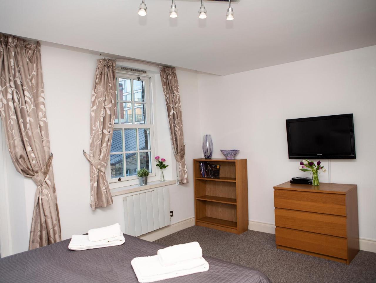 Apt 3, Trafalgar Sq Duplex, 3Rd & 4Th Floor By Indigo Flats Londen Buitenkant foto